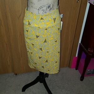 NWT Medium cassie. Yellow and grey geometric.